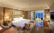 豪华湖景套房，配有2米宽的舒适大床以及体贴的枕头，40寸液晶电视