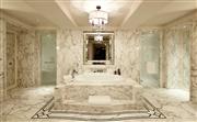 总统套房浴室 - 套房设有双洗漱池、漩涡浴池及淋浴室的大理石装裱浴室。