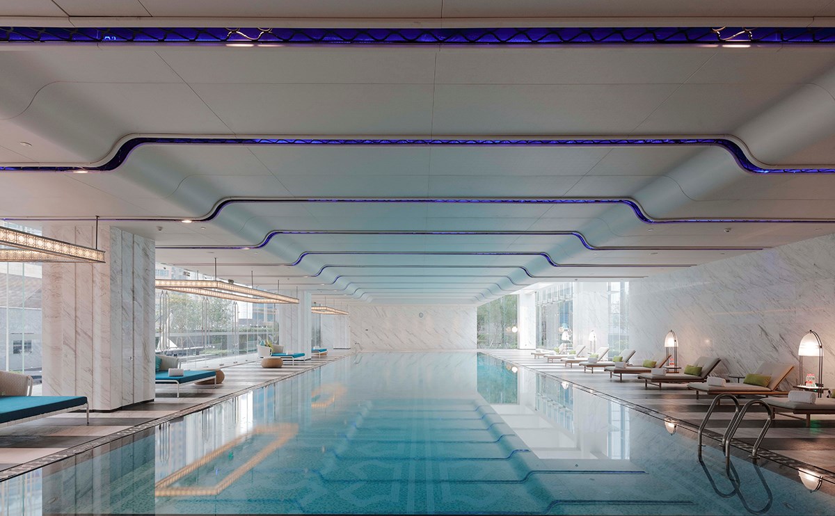 客人可以在长25米的室内恒温泳池中自由畅泳，或在露天的按摩浴池中享受阳光的沐浴。