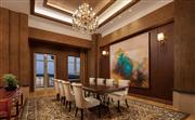 总统套房为宾客提供安静私密、庄重典雅的10人会议区域。