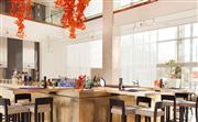 The Vibe Bar&Restaurant 餐廳-陶瓷塑料雕像“Coraline”由可回收材料制