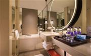 卫浴空间整体色调明亮，设计灵感来源于北京园林里常见的月亮门，以镜中镜的方式完善化妆镜的立面设计