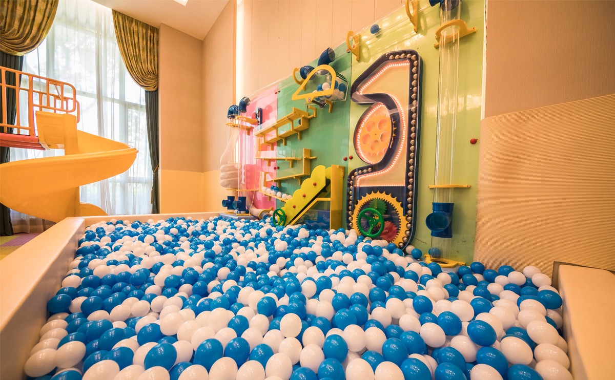 室内儿童活动设施 -  50 m05室内儿童乐园有海洋球,蹦床,滑滑梯以及