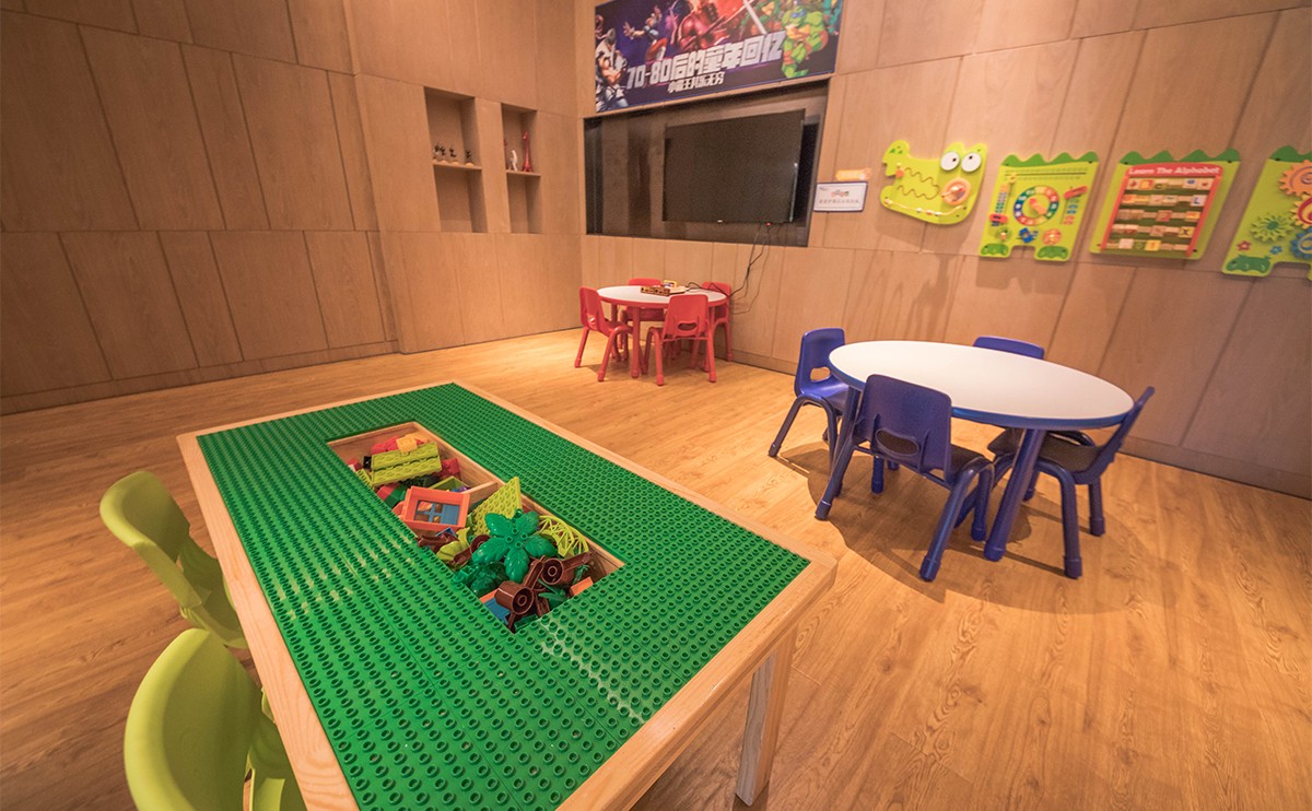 室內兒童活動設施 - 這里有繪畫閱讀區、有互動游戲區、有拼積木區還有給到大朋友的小霸王游戲區等，功能