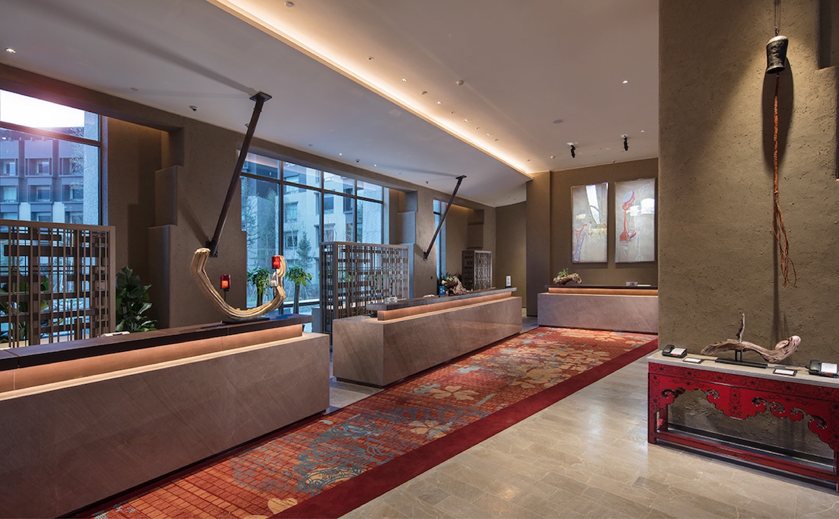 九寨鲁能希尔顿度假酒店酒店前台位于酒店大堂右侧,可透过宽大的