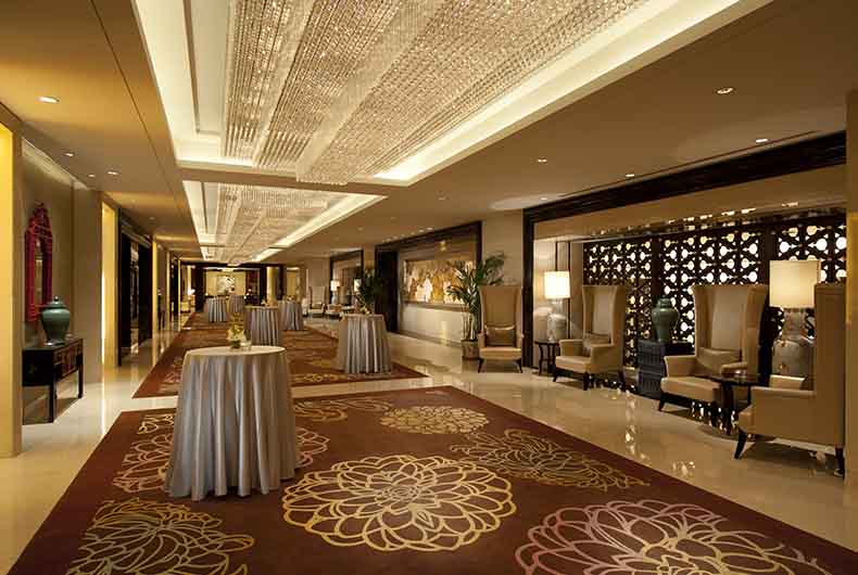 570平方米宴会前厅，与1200平方米的华夏大宴会厅相连，唐代古韵装饰风格搭配宽敞灵活的空间