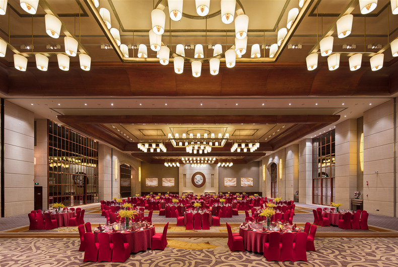 青岛印象大宴会厅65桌保底起订，可容纳超过1200位的贵宾用餐。