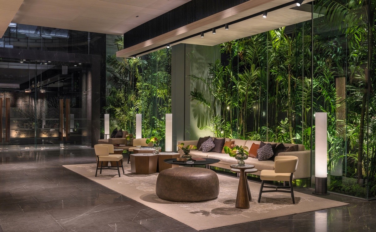 大堂休息区氛围宛如一座都市绿洲,让宾客放松身心.