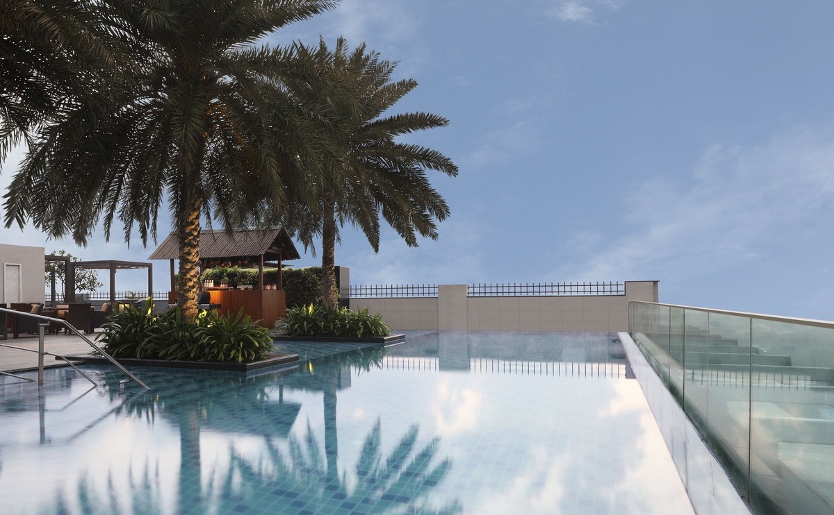 屋顶无边泳池——该无边室外泳池位于酒店 10 层,四周椰林树影,是一处