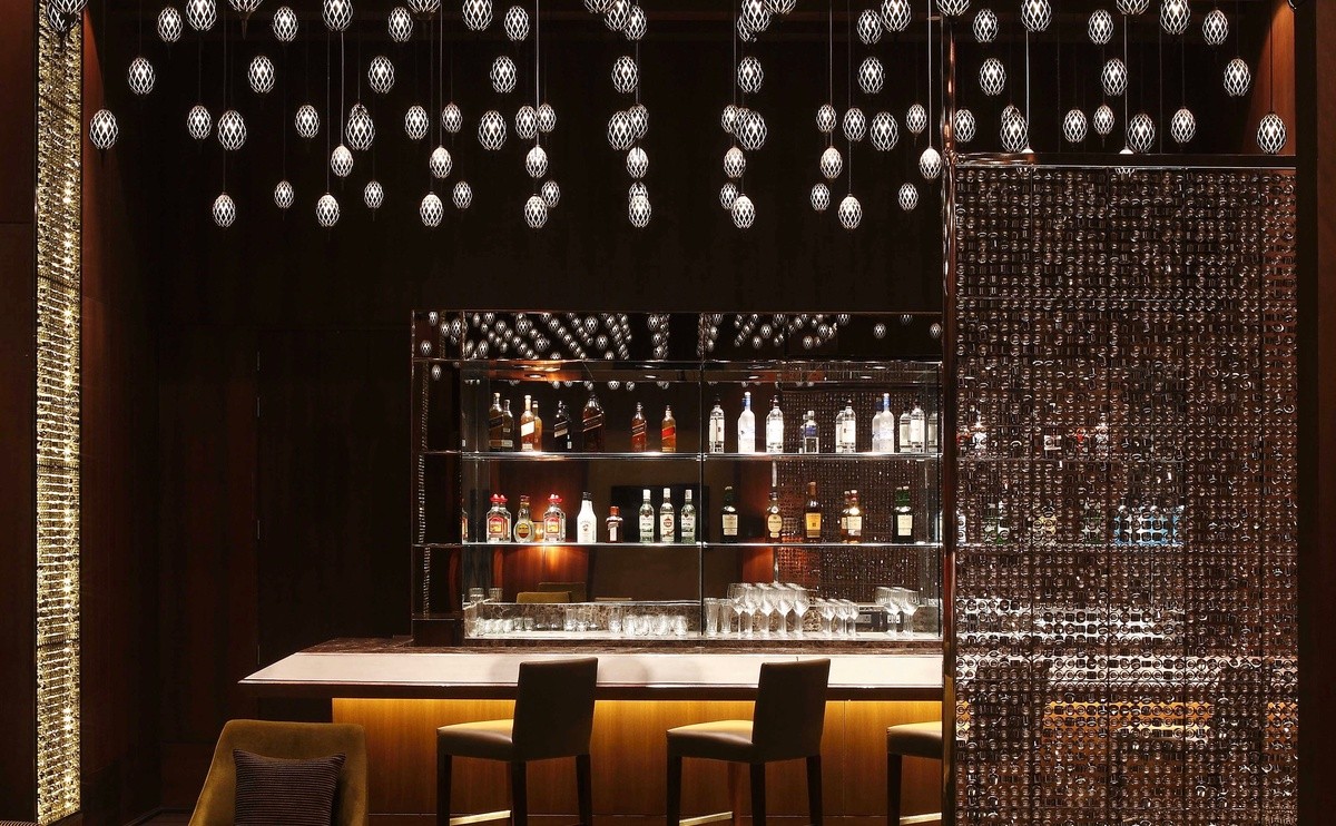 krystal 休闲酒吧位于酒店大堂,提供形形色色的葡萄酒,烈酒,单一麦芽