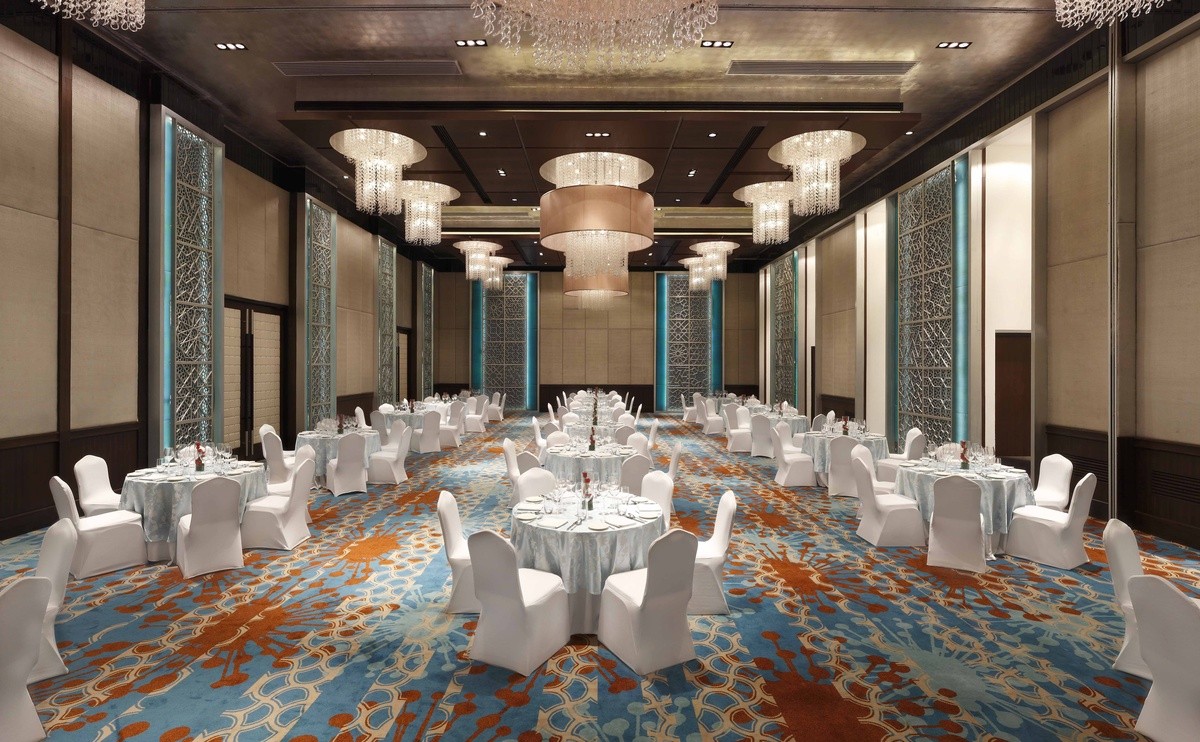 大宴会厅层高 21 英尺,设计优雅,采用暖色调,装饰墙和引人注目的照明