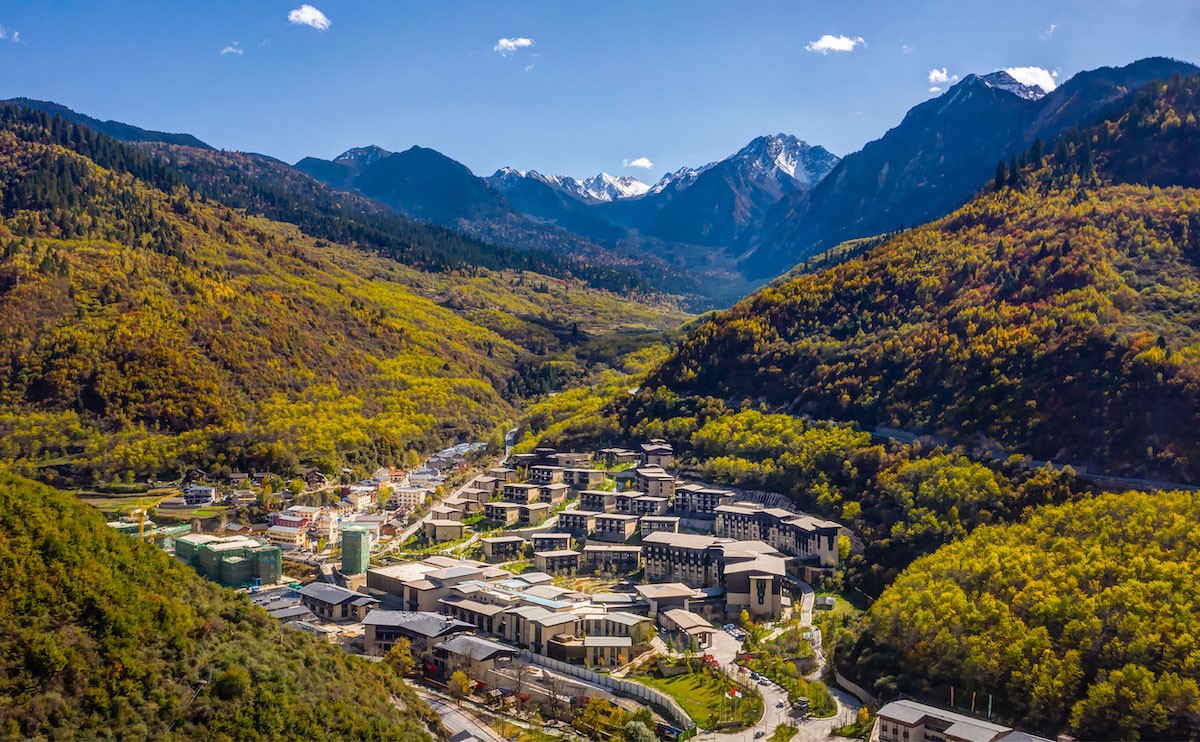 酒店背靠安宁祥和的中查沟大型藏文化山地体验旅游度假区,宁静悠远,遗