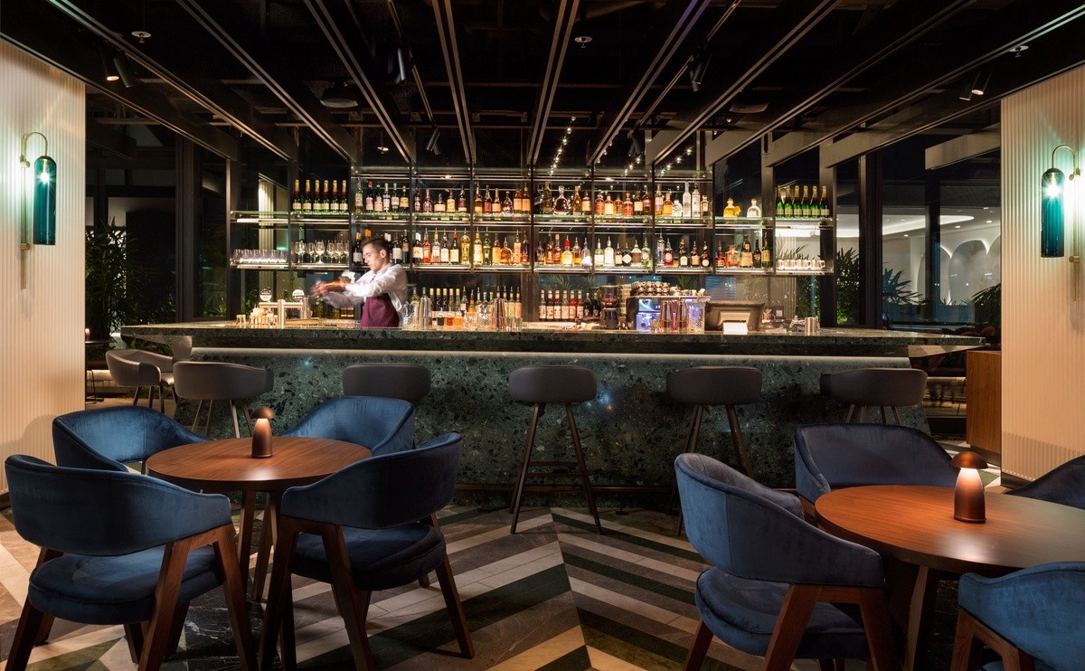 solander 酒吧的吧台由一整块翠绿水磨石打造而成