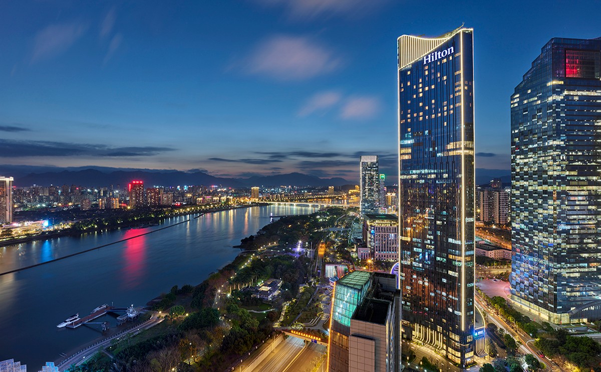酒店坐落于闽江之畔，可以一览福州城市美景与闽江江景，毗邻苏宁广场，近烟台山、上下杭等著名景点。