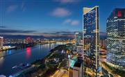 酒店坐落于闽江之畔，可以一览福州城市美景与闽江江景，毗邻苏宁广场，近烟台山、上下杭等著名景点。