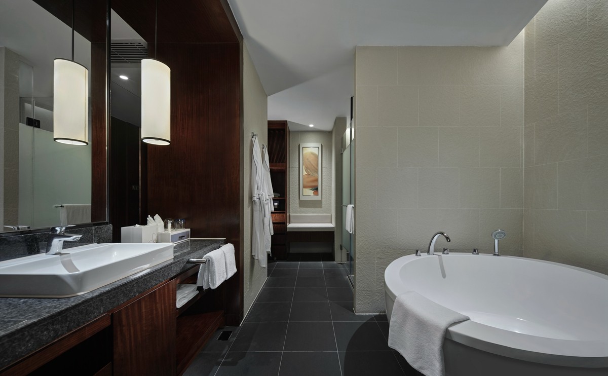    花园泳池房客房布置优雅,可从