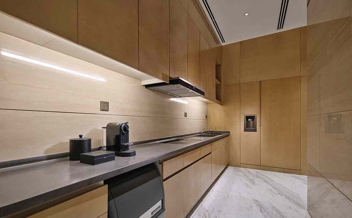 总统套房面积达210平方米,房间内配有卧室,客厅,餐厅,厨房