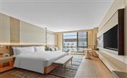 自豪華客房向外可俯瞰戶外庭院-北京八達嶺希爾頓逸林酒店