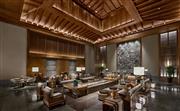 整个酒店是对安多藏族文化的现代诠释，建筑厚墙宽院，外朴内秀，古朴典雅，在绿草、鲜花、麦浪的簇拥下，仿