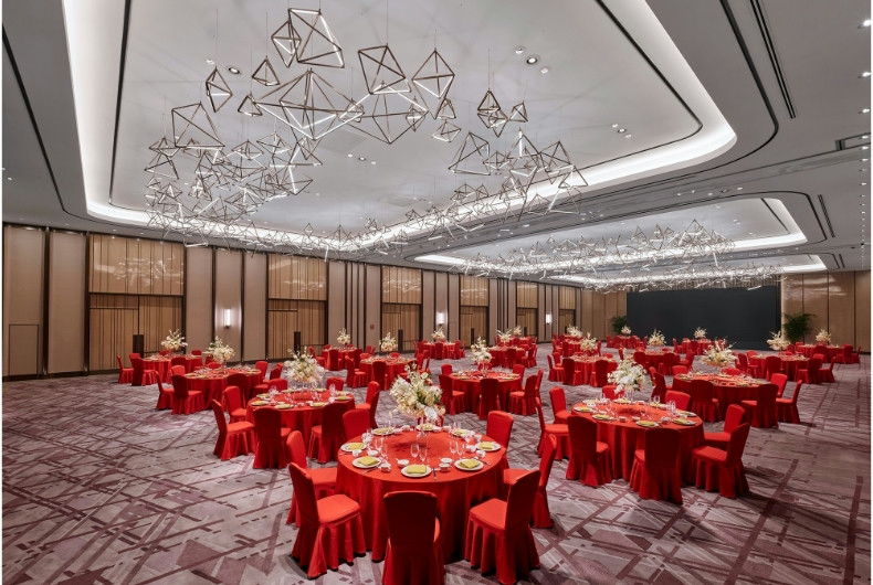 大宴会厅800平米，圆桌布置可最多容纳44桌；宴会前厅区域宽大舒适，可以作为婚宴的拍照区域布置